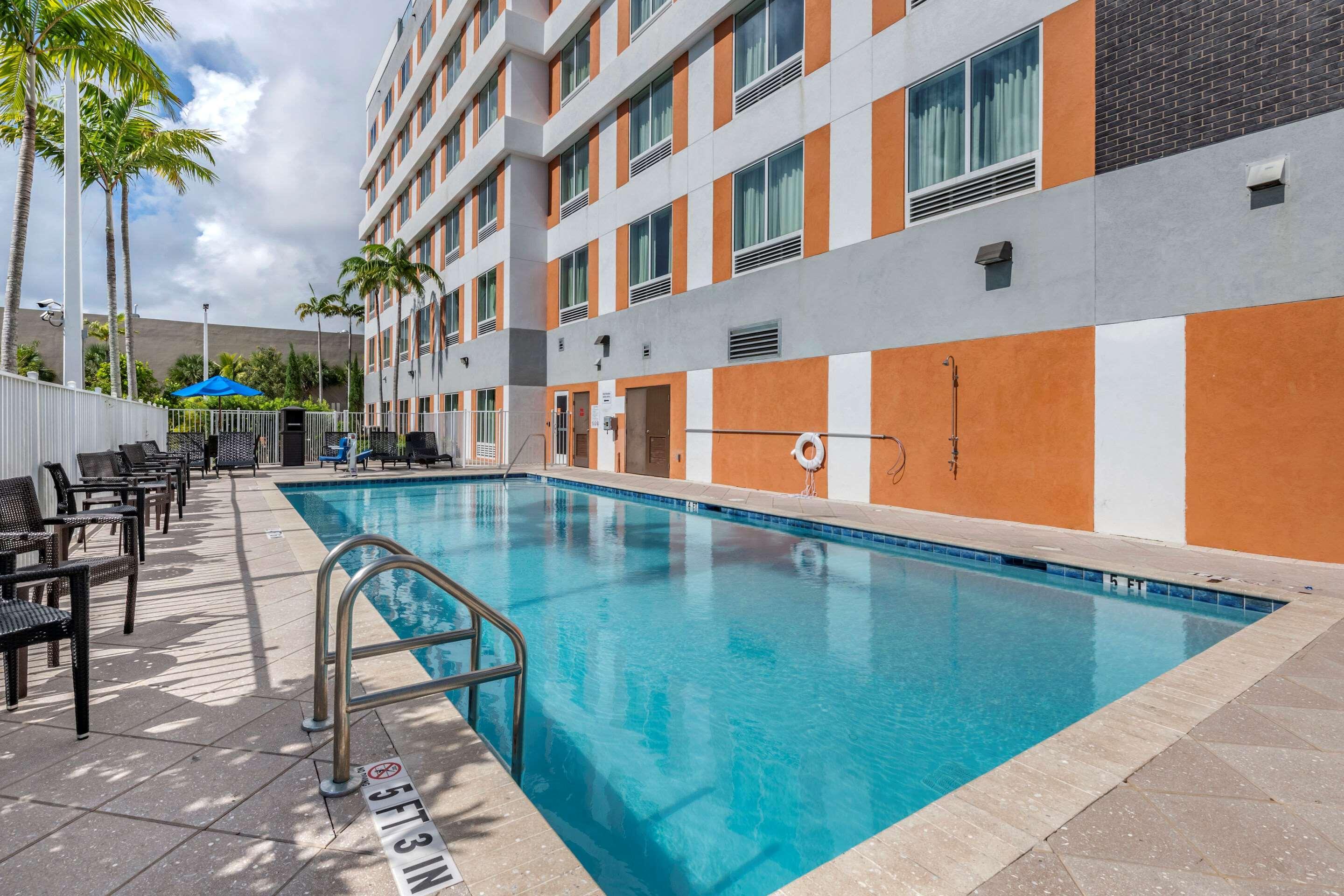 Comfort Suites Fort Lauderdale Airport & Cruise Port Dania Beach Exteriör bild