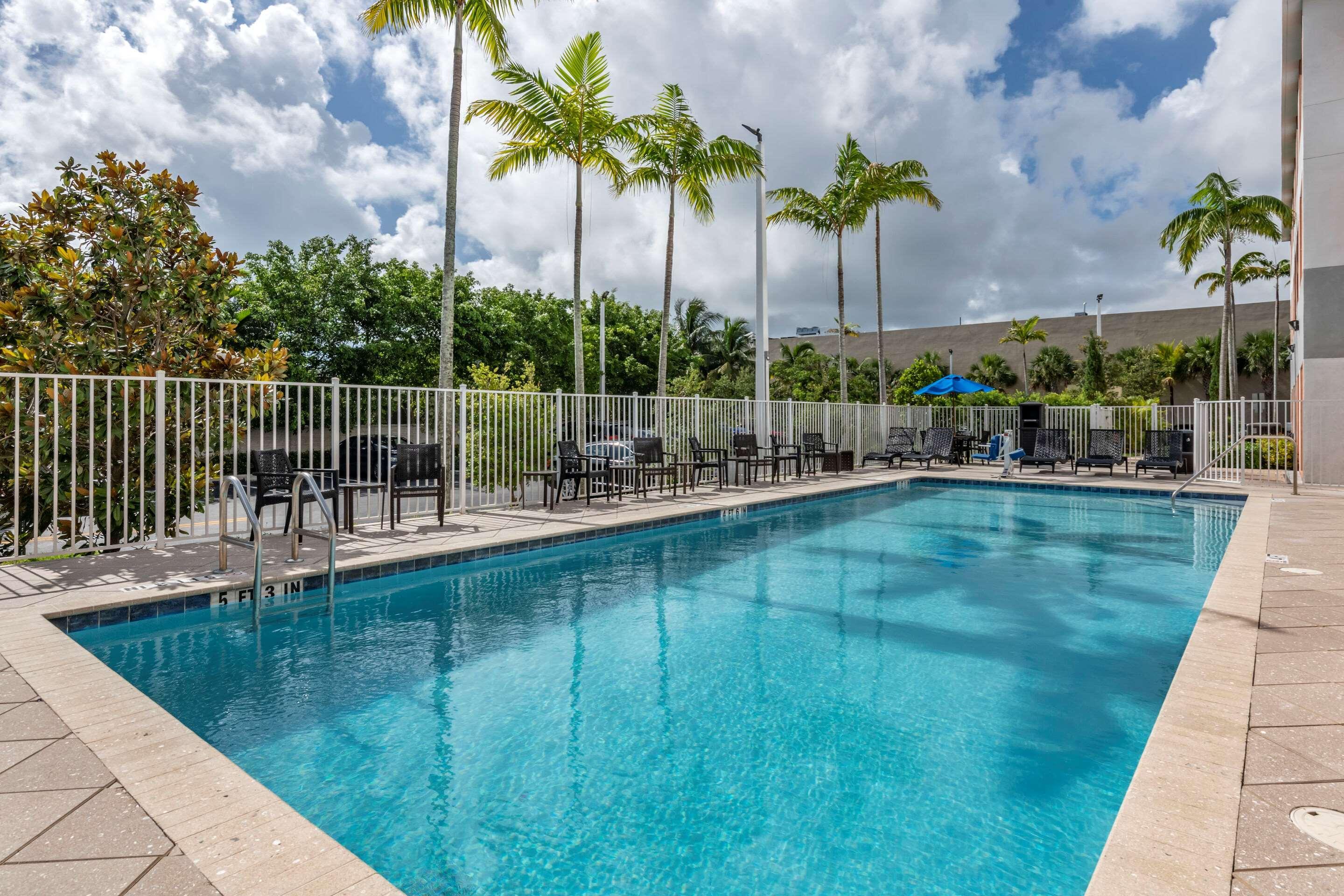 Comfort Suites Fort Lauderdale Airport & Cruise Port Dania Beach Exteriör bild
